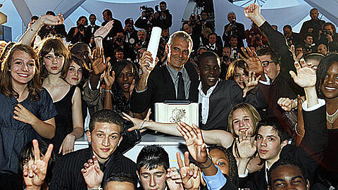 Von der Côte d&rsquo;Azur an die Isar: Regisseur Laurent Cantet (Mitte) und seine Schüler-Darsteller aus Paris freuen sich über die Goldene Palme von Cannes für den Film &bdquo;Die Klasse&ldquo;. Der eröffnet am 20. Juni das 26. Internationale Filmfest München.