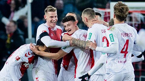 Kölns Steffen Tigges (2.v.l.) freut sich über sein Tor zum 3:0.