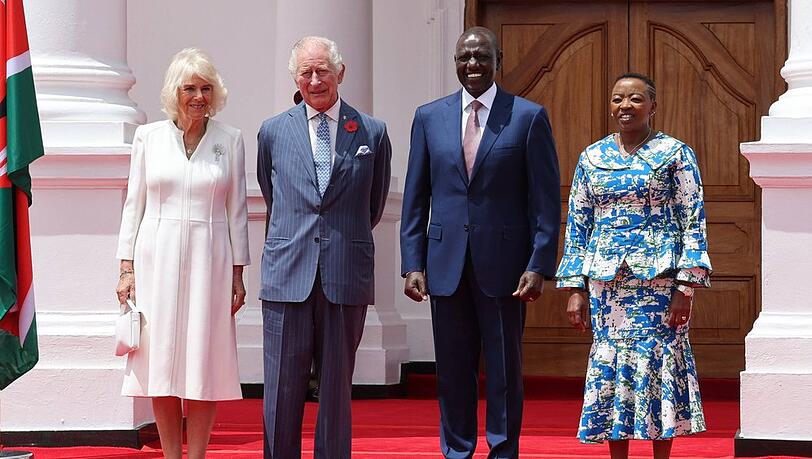 In Nairobi traf das britische Königspaar am Dienstagvormittag im State House den Präsidenten William Ruto und die First Lady Rachel Ruto.