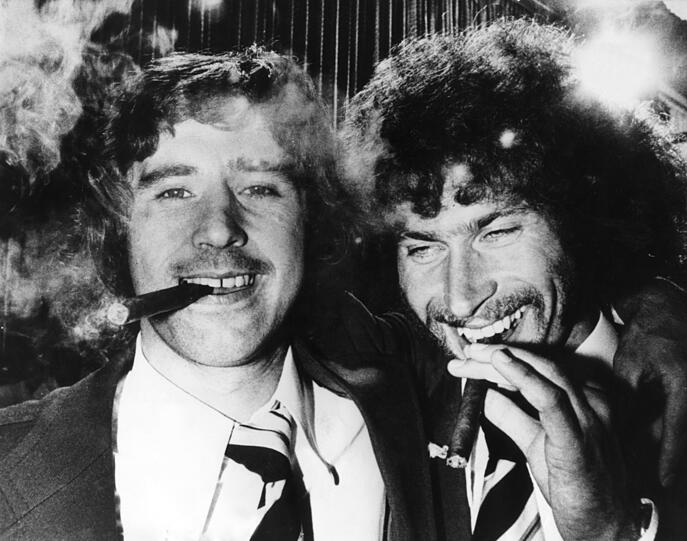 Siegtorschützen im WM-Finale 1974: Gerd Müller (l.) und Paul Breitner stecken sich danach eine Zigarre an.