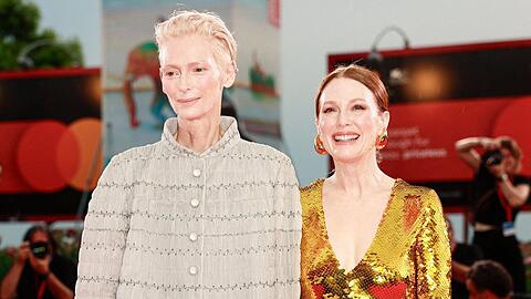 Tilda Swinton und Julianne Moore trotzten am Montagabend dem Nieselregen in der italienischen Lagunenstadt.