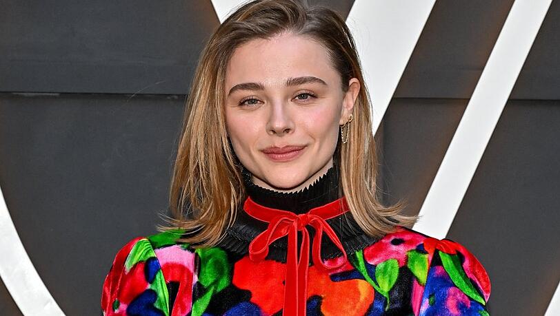 Öffentliche Auftritte mit Partnerin Kate Harrison gibt es kaum. Dafür öffnete Chloë Grace Moretz bei der Hochzeitskleidanprobe die Türen.