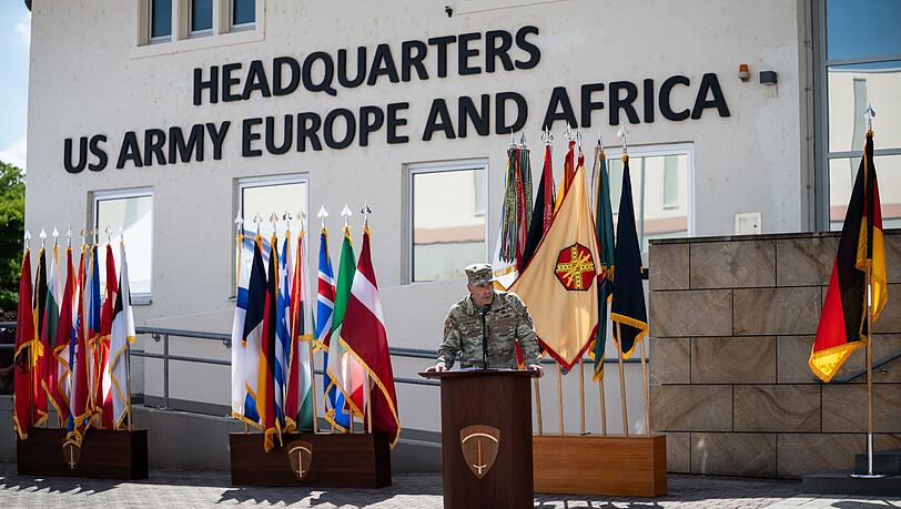 General Christopher Donahues Abschied am US-Militärstandort Wiesbaden geht feierlich im Freien über die Bühne. General Christopher Donahues Abschied am US-Militärstandort Wiesbaden geht feierlich im Freien über die Bühne.