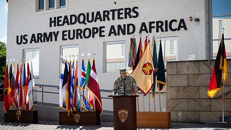 General Christopher Donahues Abschied am US-Milit&auml;rstandort Wiesbaden geht feierlich im Freien &uuml;ber die B&uuml;hne.