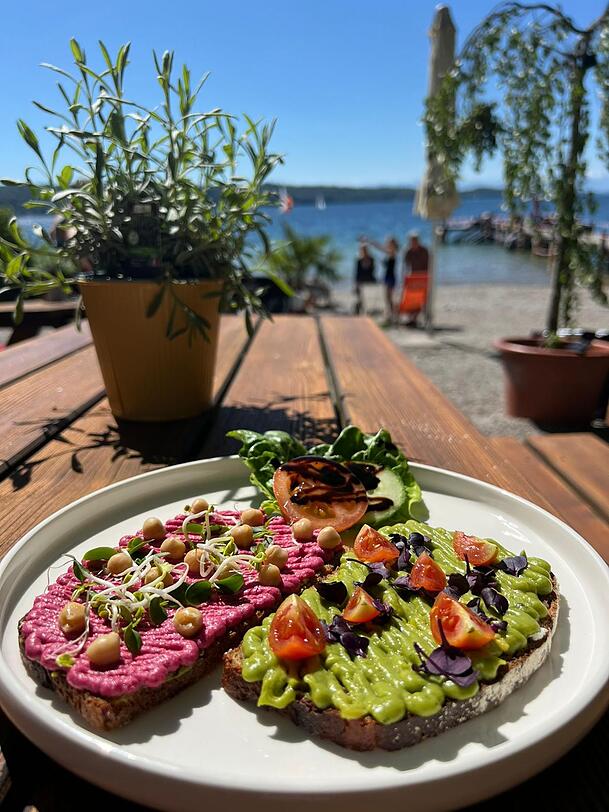 Seit diesem Jahr neu auf der Karte: frische Stullen mit Avocado-Hummus (7,50 Euro). Seit diesem Jahr neu auf der Karte: frische Stullen mit Avocado-Hummus (7,50 Euro).