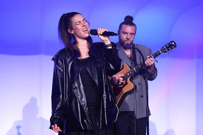 Alina S&uuml;ggeler und Andi Weizel stehen als "Frida Gold" auf der B&uuml;hne im Bayerischen Hof.