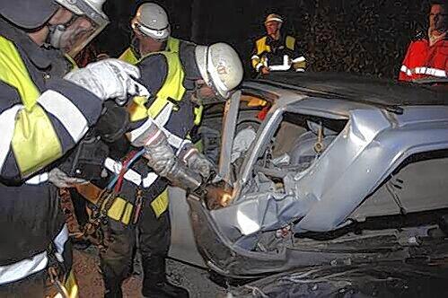 Feuerwehleute befreiten die eingeklemmt 37-Jährige aus ihrem Renault.