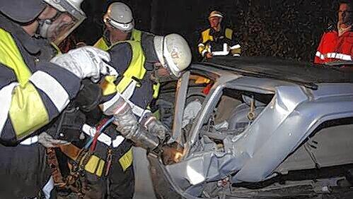 Feuerwehleute befreiten die eingeklemmt 37-Jährige aus ihrem Renault. Feuerwehleute befreiten die eingeklemmt 37-Jährige aus ihrem Renault.