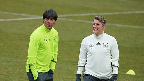 Bastian Schweinsteiger und Jogi Löw. (Archivbild)
