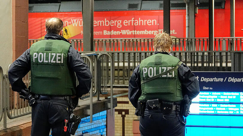Polizisten am Bahnhof von Offenburg.