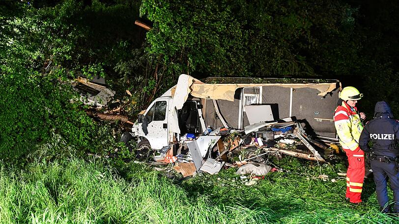 Totalschaden: Das Fahrzeug hat sich mehrmals überschlagen und wurde dabei regelrecht zerrissen.