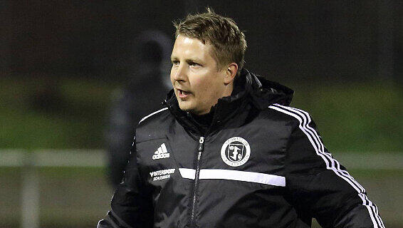 Ex-Löwe Thomas Riedl trainierte zwischen von 2013 bis 2014 den SC Idar-Oberstein. Ex-Löwe Thomas Riedl trainierte zwischen von 2013 bis 2014 den SC Idar-Oberstein.