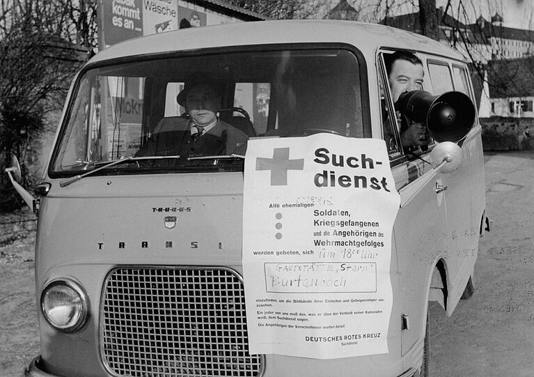 Vermissten-Suchdienst des DRK nach dem Zweiten Weltkrieg: Mitarbeiter im schwäbischen Burdenbach, ca. 1960.
