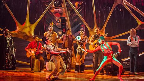 Auch die Cirque du Soleil-Show &bdquo;Totem&ldquo; musste gestern ihr Münchner Gastspiel auf der Theresienwiese abbrechen. &bdquo;Die neue behördlich verfügte Reduzierung der Kapazität auf 500 Besucher machte jetzt eine Fortsetzung unmöglich&ldquo;, teilte der Veranstalter mit. Eintrittskarten für die weitgehend ausverkauften Veranstaltungen bis zum 22. März werden bei den jeweiligen Vorverkaufsstellen zurückerstattet.
Der Cirque du Soleil bedankte sich bei den Münchner Besuchern für ihr großes Interesse. &bdquo;Alle Energie richtet sich nun auf das nächste Cirque du Soleil-Gastspiel ,Crystal&rsquo; in der Olympiahalle vom 22. bis 25. Oktober 2020&ldquo;, heißt es.