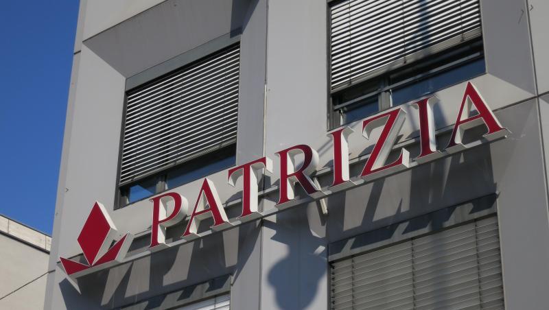 Das Logo und der Schriftzug der Immobiliengesellschaft Patrizia ist an der Fassade der Patrizia-Hauptverwaltung. Foto: Ulf Vogler/Archiv Das Logo und der Schriftzug der Immobiliengesellschaft Patrizia ist an der Fassade der Patrizia-Hauptverwaltung. Foto: Ulf Vogler/Archiv