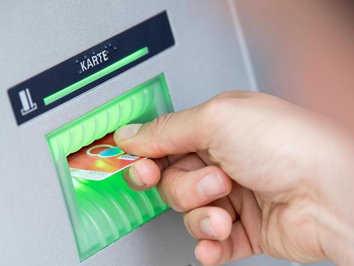 Niedrigzinsen und Kosten für strengere Regulierung setzen die Finanzhäuser unter Druck.