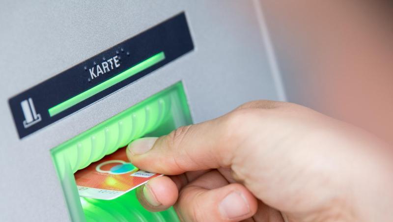 Niedrigzinsen und Kosten für strengere Regulierung setzen die Finanzhäuser unter Druck. Niedrigzinsen und Kosten für strengere Regulierung setzen die Finanzhäuser unter Druck.