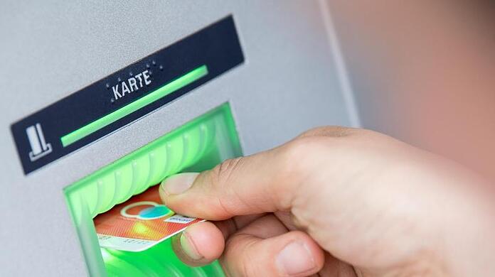 Mit der gestohlenen EC-Karte wurden Zugtickets und Zigaretten bezahlt. (Symbolbild)