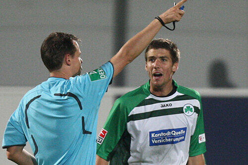 &bdquo;Mir wurde ein Bein gestellt&ldquo;: Kleeblatt-Innenverteidiger Jan Mauersberger beschwerte sich nach dem 0:1 bei Schiri Markus Schmidt.