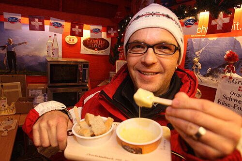 Erfinder des Käse-Fondues &bdquo;To-Go&ldquo;: der in der Schweiz geborene Oliver Rüttimann (41), der jetzt in Nürnberg den Snack verkauft.