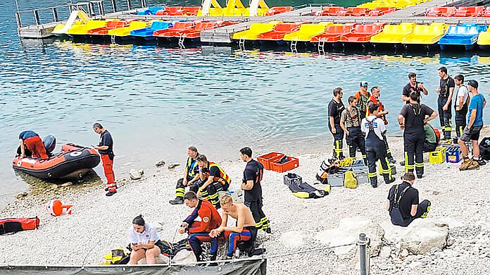 Zahlreiche Rettungskräfte und mehrere Hubschrauber waren am Samstag und Sonntag bei der Suche im Einsatz.