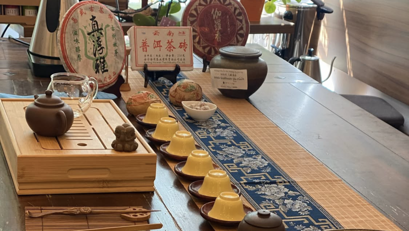 Einfach nur einen Beutel in heißes Wasser hauen? Tee kann noch viel mehr. Lernen kann man das bei einer Tee-Zeremonie. Einfach nur einen Beutel in heißes Wasser hauen? Tee kann noch viel mehr. Lernen kann man das bei einer Tee-Zeremonie.