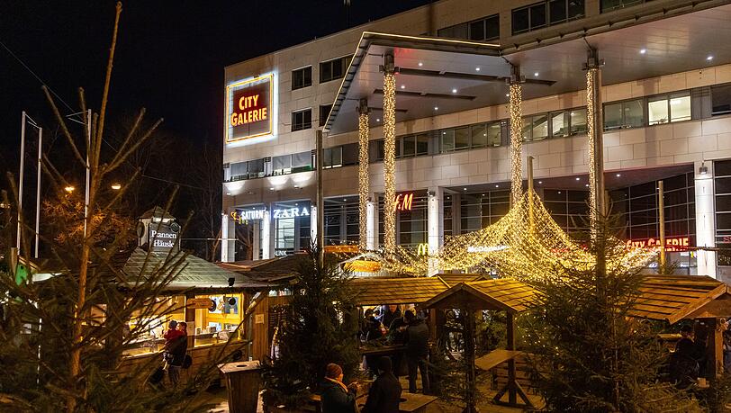Direkt vor der Tür der City Galerie finden Besucher das "Winterland“" mit Weihnachtsmarktklassikern wie Schupfnudeln, Käsespätzle und Glühwein, Winterbock und  Eisstockschießen.