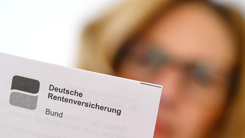 Ein Blick auf die Unterlagen der Rentenversicherung. (Archivbild)