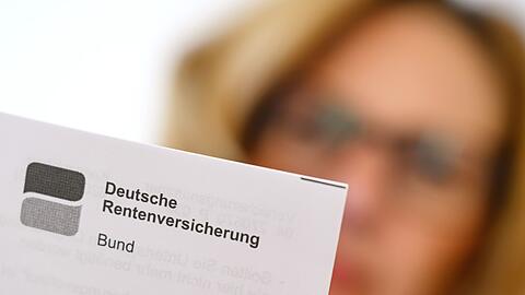 Ein Blick auf die Unterlagen der Rentenversicherung. (Archivbild)