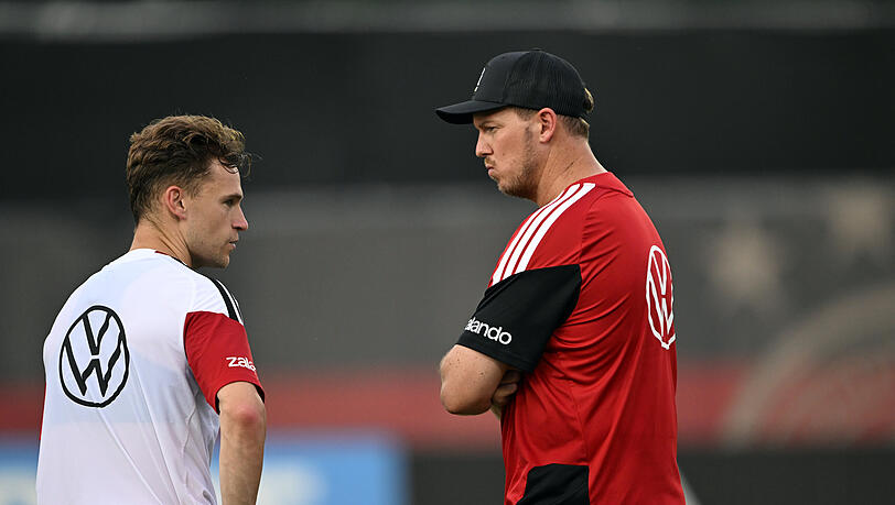 Julian Nagelsmann und Joshua Kimmich unterhalten sich beim öffentlichen Training auf dem Gelände der Wake Forest University. Julian Nagelsmann und Joshua Kimmich unterhalten sich beim öffentlichen Training auf dem Gelände der Wake Forest University.