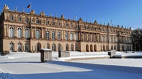 Ein Schloss, das nur ein Gedächtnis-raum sein sollte für das große Vorbild, den Sonnenkönig Ludwig XIV: Herrenchiemsee, erbaut von Ludwig II:
