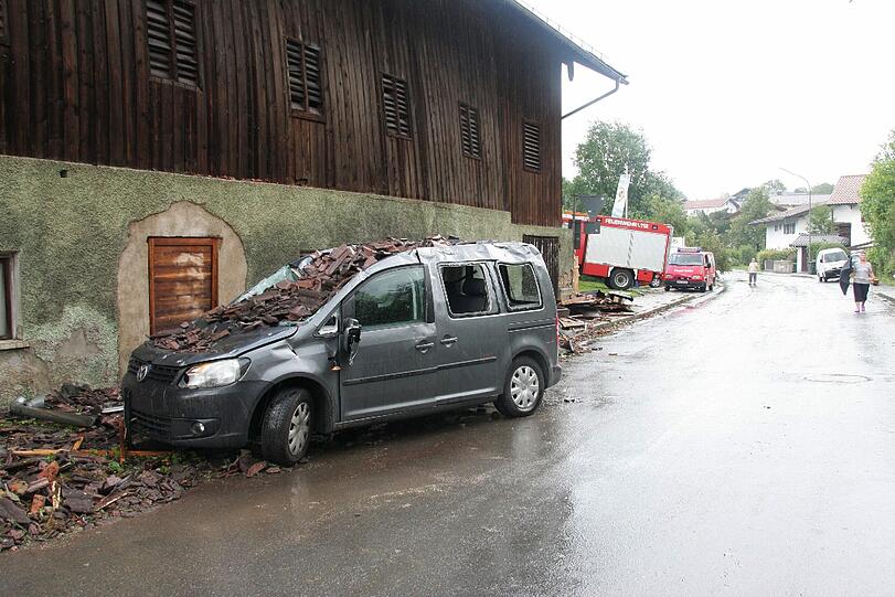 Hagel, Regen, umgeknickte Bäume, vollgelaufene Keller - Heftige Unwetter sind am Mittwochabend über Bayern gezogen. Die Bilder.