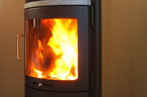 Feuer lodert in einem Kamin (Symbolbild)
