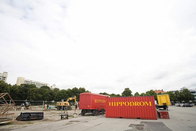 Auf der Theresienwiese haben die Bauarbeiter das Werkeln angefangen, damit in zwei Monaten wieder die größte Party der Welt steigen kann.
