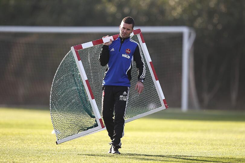 Trainer Michael Wiesinger ist beschäftigt mit Vorbereitungen für das heutige Training am Morgen.