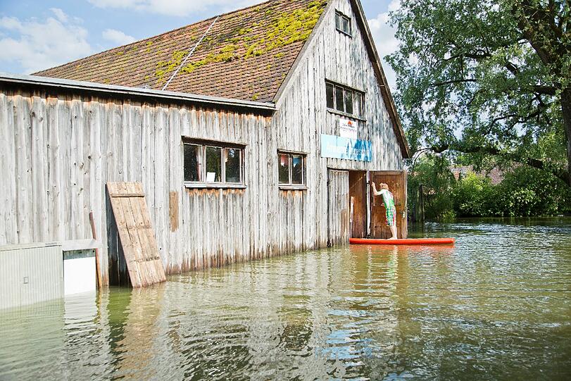Fanatic-Teamfahrer Fabian Weber erkundet das Hochwasser in Diessen am Ammersee per Stand Up Paddeling