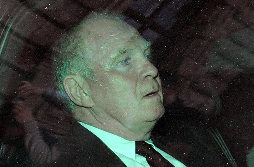Uli Hoeneß verlässt sichtlich mitgenommen den Justizpalast nach der Urteilsverkündung.