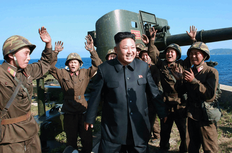 Martialische Gesten - Nordkoreas Machthaber  Kim Jong-un lässt sich von Soldaten feiern.