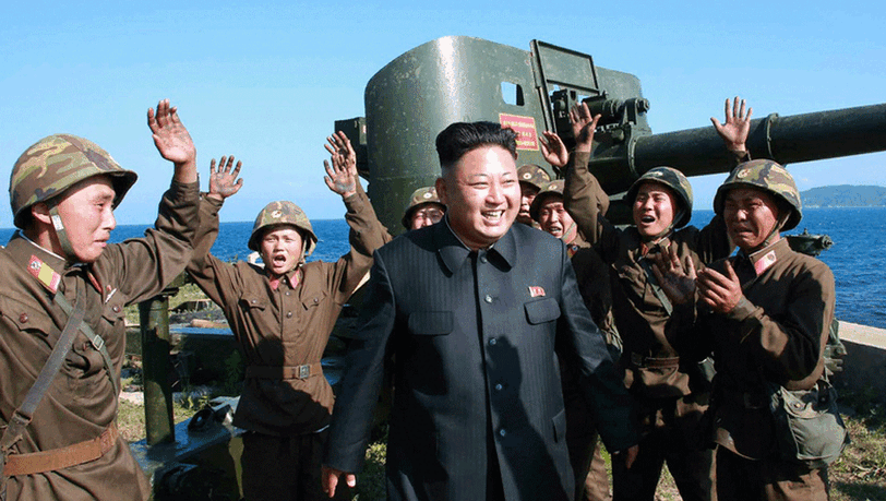 Martialische Gesten - Nordkoreas Machthaber Kim Jong-un lässt sich von Soldaten feiern. Martialische Gesten - Nordkoreas Machthaber Kim Jong-un lässt sich von Soldaten feiern.