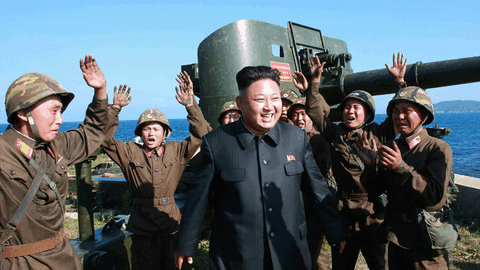 Martialische Gesten - Nordkoreas Machthaber  Kim Jong-un lässt sich von Soldaten feiern.