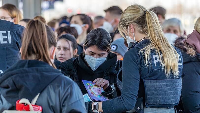 Flüchtlinge aus der Ukraine zeigen Beamten der Bundespolizei ihre Dokumente bei ihrer Ankunft.
