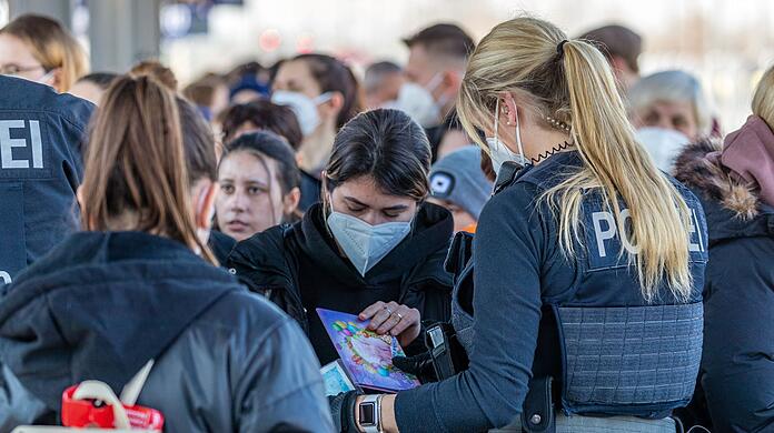 Flüchtlinge aus der Ukraine zeigen Beamten der Bundespolizei ihre Dokumente bei ihrer Ankunft.