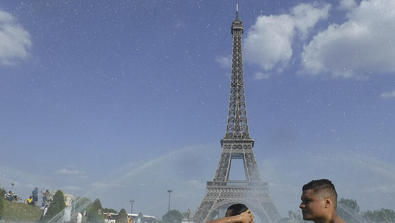 Menschen kühlen sich im Brunnen des Jardin du Trocadéro in Paris ab.