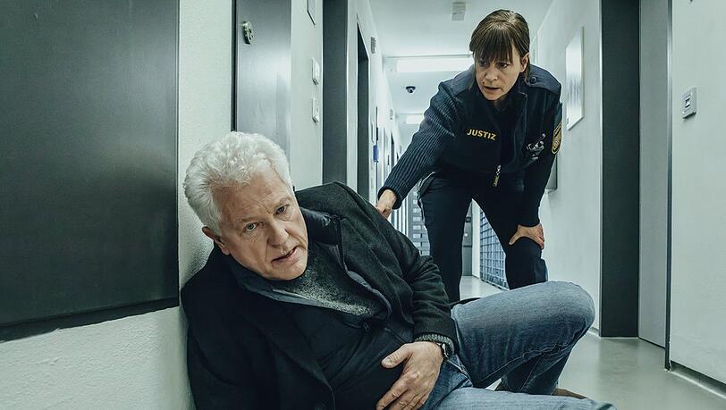 "Tatort: Das Wunderkind": Nachdem Kriminalhauptkommissar Ivo Batic (Miroslav Nemec) angegriffen wurde, kommt ihm JVA-Beamtin Anja Bremmer (Jule Ronstedt) zu Hilfe.
