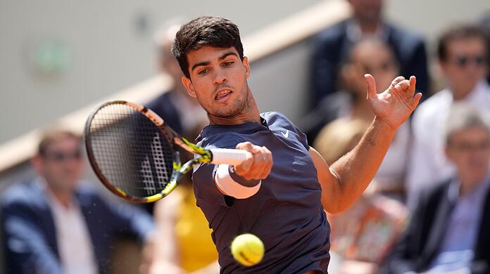 Carlos Alcaraz feiert seinen ersten French-Open-Titel.