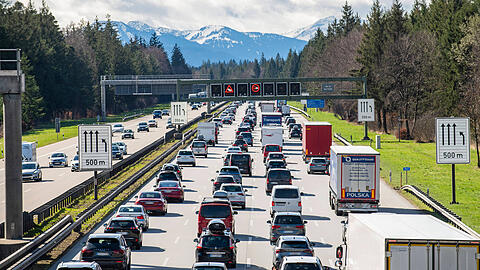 Stau auf der Autobahn A8 in Hofolding bei München. In neun Bundesländern sind ab kommender Woche Osterferien. Bereits an diesem Wochenende starten viele in den Urlaub nach Süden. Besonders am Brenner kann es zu Staus kommen.