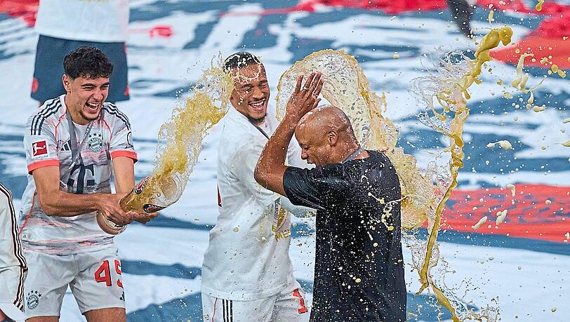 Doppeldusche für den Meistertrainer: Vincent Kompany. Doppeldusche für den Meistertrainer: Vincent Kompany.