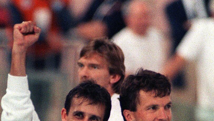 Durch den WM-Titel 1990 verbunden: Littbarski und Matthäus. Durch den WM-Titel 1990 verbunden: Littbarski und Matthäus.
