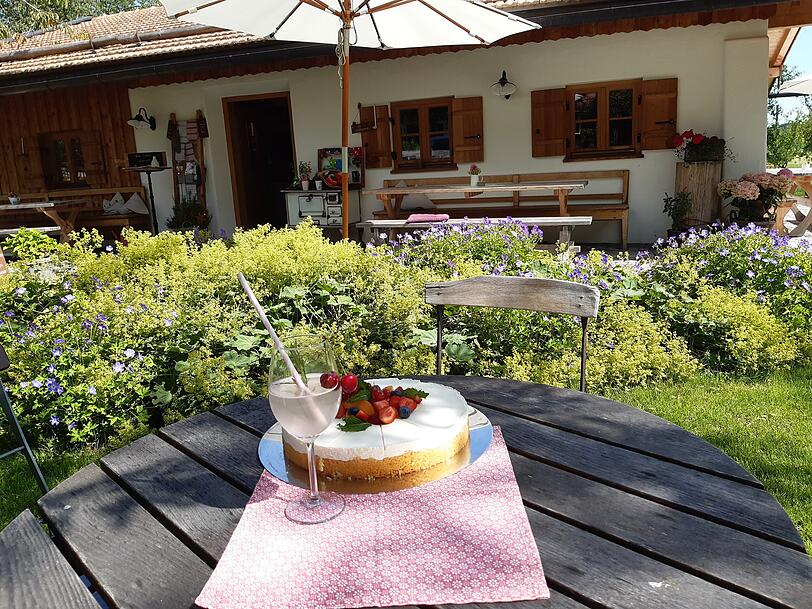 Der erste Stopp schaut schon mal vielversprechend aus: Kuchen im Hofladen-Café Oberbuchberger's. Der erste Stopp schaut schon mal vielversprechend aus: Kuchen im Hofladen-Café Oberbuchberger's.
