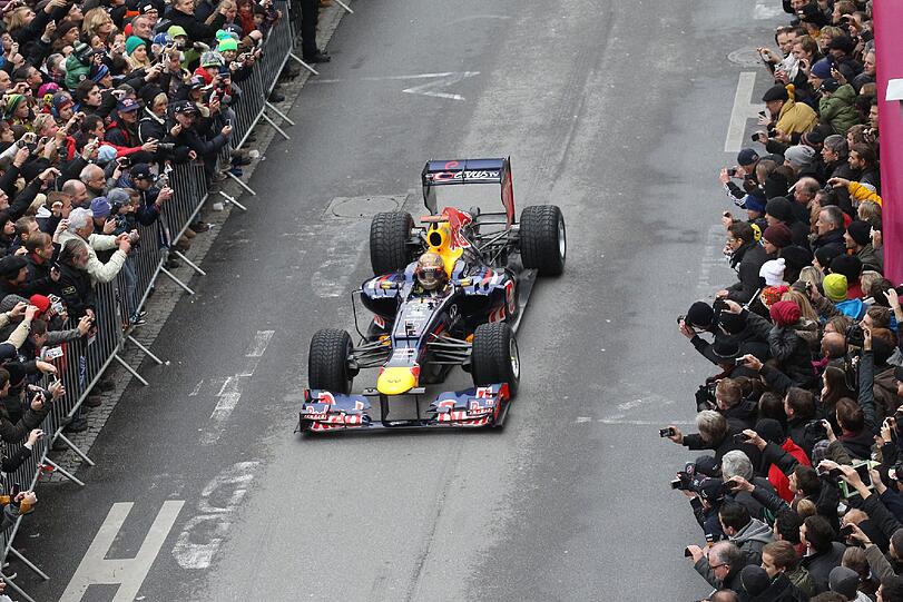 Große Siegesfeier für Sebastian Vettel in Graz: 30.000 Fans feiern den dreimaligen Titelträger, der er in seinem Red Bull einige Runden durch das alte Zentrum der österreichischen Stadt drehte.